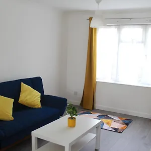 Coolfin House-close To Excel, Contractors, Relocators, Paid Parking Holiday home